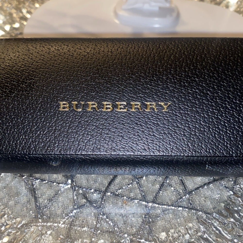BURBERRY Sunglass/glass holder! Like new! - Picture 4 of 8